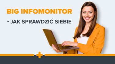 Uśmiechnięta kobieta w pomarańczowej marynarce trzymająca laptop na tle napisu "BIG InfoMonitor – jak sprawdzić siebie"